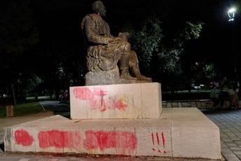 Sa Njegoševog spomenika uklonjen ratnohuškački grafit Sa Njegoševog spomenika uklonjen ratnohuškački grafit