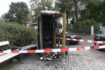 Muškarac u Berlinu zapalio ormarić s knjigama o nacionalsocijalizmu Muškarac u Berlinu zapalio ormarić s knjigama o nacionalsocijalizmu