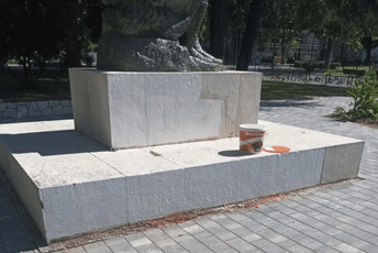 Prekrečen ratnohuškački grafit "Kad se vojska na Kosovo vrati" sa Njegoševog spomenika