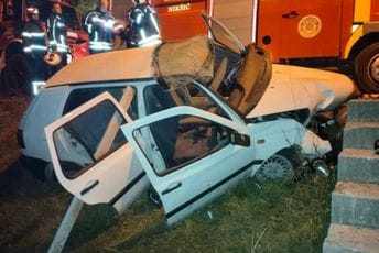 Nikšić: Automobil sletio sa puta i prevrnuo se, jedna osoba poginula Nikšić: Automobil sletio sa puta i prevrnuo se, jedna osoba poginula