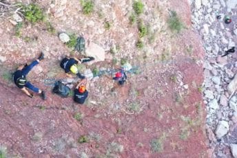 Sutomore: Otac i sin spašeni sa Golog brda, bili ugroženi i kupači na plaži Sutomore: Otac i sin spašeni sa Golog brda, bili ugroženi i kupači na plaži