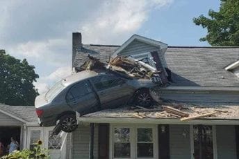 Evo kako je Toyota završila na spratu kuće Evo kako je Toyota završila na spratu kuće