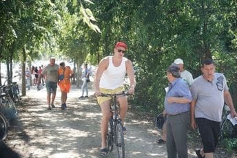 Pogledajte kako je Nikola Jokić danas došao na trke konja u Somboru Pogledajte kako je Nikola Jokić danas došao na trke konja u Somboru