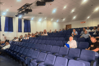 Sjednica u Andrijevici ponovo prekinuta: Građani zauzeli salu, pojavio se i Šanta Panta Sjednica u Andrijevici ponovo prekinuta: Građani zauzeli salu, pojavio se i Šanta Panta