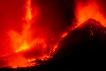 Etna ponovo eruptirala, zatvoren aerodrom u Kataniji Etna ponovo eruptirala, zatvoren aerodrom u Kataniji