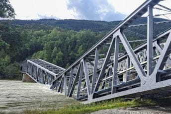 Nabujala rijeka srušila željeznički most u Norveškoj Nabujala rijeka srušila željeznički most u Norveškoj