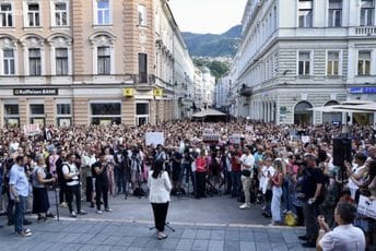 Nakon zločina u Gradačcu: Veliki broj građana Sarajeva na protestima protiv nasilja nad ženama Nakon zločina u Gradačcu: Veliki broj građana Sarajeva na protestima protiv nasilja nad ženama
