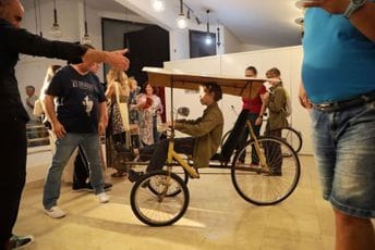 Zagonetno tumačenje vožnje kroz vrijeme: Biciklom kroz barske osamdesete Zagonetno tumačenje vožnje kroz vrijeme: Biciklom kroz barske osamdesete