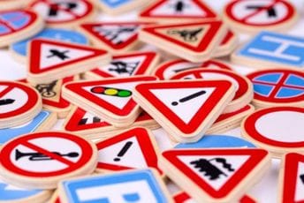 Evo gdje i zašto je nastao prvi saobraćajni znak Evo gdje i zašto je nastao prvi saobraćajni znak