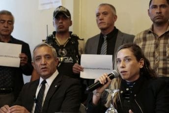 "Ne skidam pancir": Zamjenica ubijenog predsjedničkog kandidata u Ekvadoru nastavlja borbu "Ne skidam pancir": Zamjenica ubijenog predsjedničkog kandidata u Ekvadoru nastavlja borbu