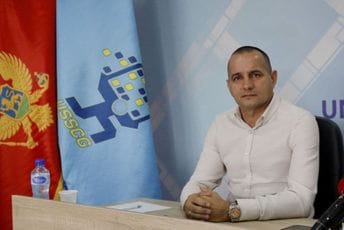 Rmandić: Adžić nesposoban da obavlja dužnost ministra, njegovo ponašanje je bezbjednosno opasno i uvodi društvo u anarhiju Rmandić: Adžić nesposoban da obavlja dužnost ministra, njegovo ponašanje je bezbjednosno opasno i uvodi društvo u anarhiju