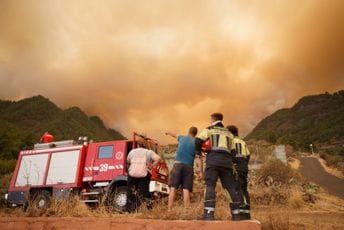 Zbog požara na španskom ostrvu Tenerife evakuisano pet sela, vatra zahvatila više od 800 hektara Zbog požara na španskom ostrvu Tenerife evakuisano pet sela, vatra zahvatila više od 800 hektara