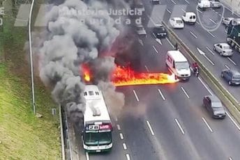 Autobus se zapalio na auto-putu u Argentini, putnici panično bježali Autobus se zapalio na auto-putu u Argentini, putnici panično bježali