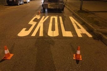 Počeli radovi na obnavljanju horizontalne signalizacije ispred škola u Podgorici Počeli radovi na obnavljanju horizontalne signalizacije ispred škola u Podgorici
