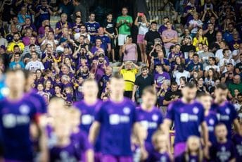 Haos u Mariboru: Sukobili se navijači, neki upali i na teren, meč bio prekinut (VIDEO) Haos u Mariboru: Sukobili se navijači, neki upali i na teren, meč bio prekinut (VIDEO)