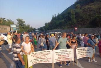 Već stvorene kilometarske kolone: Opet blokirani prelazi prema Hrvatskoj Već stvorene kilometarske kolone: Opet blokirani prelazi prema Hrvatskoj