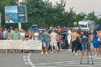 Neočekivano 'pojačanje': Francuski sindikalci priključili se radnicima Instituta tokom večerašnjeg protesta Neočekivano 'pojačanje': Francuski sindikalci priključili se radnicima Instituta tokom večerašnjeg protesta