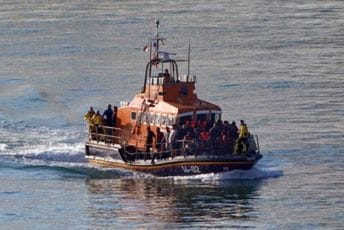 Grčka spasila oko 80 migranata na gumenim čamcima u Egejskom moru Grčka spasila oko 80 migranata na gumenim čamcima u Egejskom moru