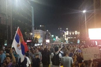 Šesnaesti protest Srbija protiv nasilja završen ispred Predsjedništva uz povike „Vučiću odlazi“ i „lopovi, lopovi“ Šesnaesti protest Srbija protiv nasilja završen ispred Predsjedništva uz povike „Vučiću odlazi“ i „lopovi, lopovi“