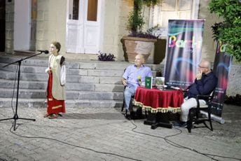 Mustafić: Zemlja o kojoj Joličić pripovijeda je otadžbina iz koje crpi antejsku snagu da živi, voli, pjeva, bori se… Mustafić: Zemlja o kojoj Joličić pripovijeda je otadžbina iz koje crpi antejsku snagu da živi, voli, pjeva, bori se…