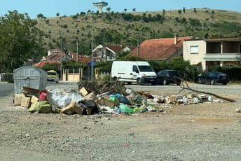 (FOTO) Građani pitaju: Smeta li gradonačelnici smeće po Zabjelu? (FOTO) Građani pitaju: Smeta li gradonačelnici smeće po Zabjelu?