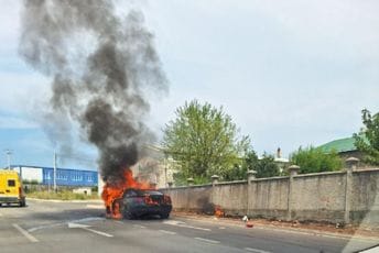 Automobil izgorio na putu Podgorica - Danilovgrad Automobil izgorio na putu Podgorica - Danilovgrad