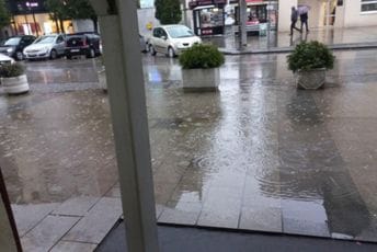 Problemi zbog kiše u Bijelom Polju: Do lokala mogu doći samo u ribarskim čizmama Problemi zbog kiše u Bijelom Polju: Do lokala mogu doći samo u ribarskim čizmama