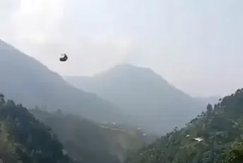 Pakistan: Deset osoba zarobljeno u žičari na 365 metara visine, većina su djeca Pakistan: Deset osoba zarobljeno u žičari na 365 metara visine, većina su djeca