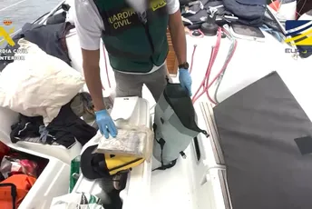 Španska policija presrela brod kod Kanarskih ostrva: Pronađeno 700 kg kokaina, uhapšeni državljani Hrvatske i Srbije Španska policija presrela brod kod Kanarskih ostrva: Pronađeno 700 kg kokaina, uhapšeni državljani Hrvatske i Srbije