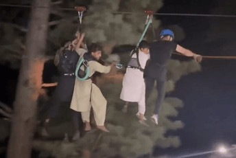 Pakistan: Spašeni svi ljudi koji su bili zaglavljeni u žičari (VIDEO) Pakistan: Spašeni svi ljudi koji su bili zaglavljeni u žičari (VIDEO)