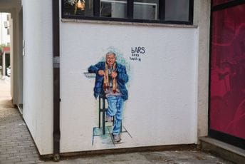 Neobični i dobrodušni barski oriđinal: Mural posvećen Denisu Karađuzoviću na zidu kod autobuskog stajališta Neobični i dobrodušni barski oriđinal: Mural posvećen Denisu Karađuzoviću na zidu kod autobuskog stajališta