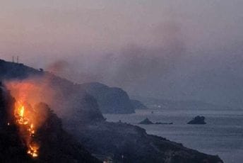 Budvanski vatrogasci četiri sata gasili požar u Reževićima Budvanski vatrogasci četiri sata gasili požar u Reževićima