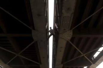 Urušio se most u Indiji: Najmanje 26 mrtvih Urušio se most u Indiji: Najmanje 26 mrtvih