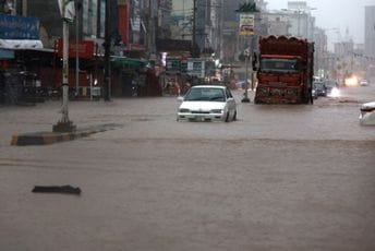 Pakistan: Zbog poplava evakuisano oko 100 hiljada ljudi Pakistan: Zbog poplava evakuisano oko 100 hiljada ljudi