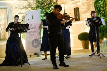Lakatoš i kamerni orkestar Assem nastupili na Festivalu gudača u Perastu, večeras koncert Atanasa Krasteva Lakatoš i kamerni orkestar Assem nastupili na Festivalu gudača u Perastu, večeras koncert Atanasa Krasteva