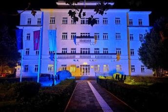 Zgrada Glavnog grada i most Milenijum u bojama Ukrajine Zgrada Glavnog grada i most Milenijum u bojama Ukrajine