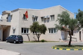 Maloljetnik koji je ljetos ubio staricu vraćen u Centar "Ljubović" do pravosnažne presude Maloljetnik koji je ljetos ubio staricu vraćen u Centar "Ljubović" do pravosnažne presude