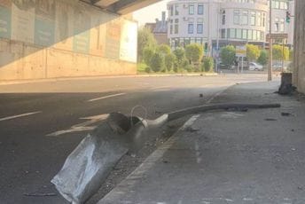 Masline: Vozeći pijan oborio stub, udario dva automobila i metalnu ogradu Sa mjesta nezgode