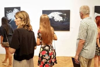 Izložba "More i snovi" otvorena na Barskom ljetopisu: Bure i bonace na platnima Kristine Stanišić Izložba "More i snovi" otvorena na Barskom ljetopisu: Bure i bonace na platnima Kristine Stanišić