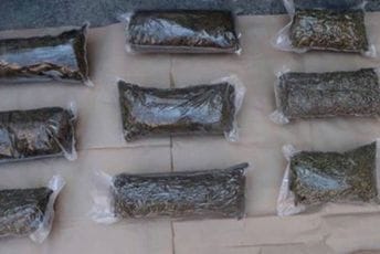 Karlovac: Vozio pijan, drogiran i naoružan, na zadnjem sjedištu imao 10kg trave Karlovac: Vozio pijan, drogiran i naoružan, na zadnjem sjedištu imao 10kg trave