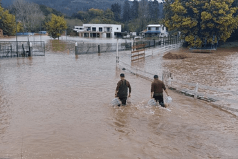 Čile: U poplavama poginule tri osobe, desetine hiljada evakuisane Čile: U poplavama poginule tri osobe, desetine hiljada evakuisane