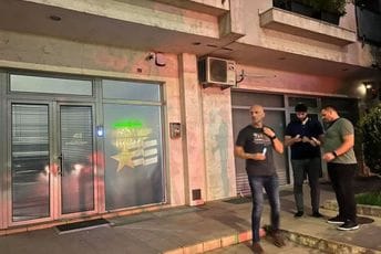 Žmurke sa PES-om: Novinari se tražili sa Spajićevim poslanicima Novinari čekaju ispred prostorija Pokreta Evropa sad