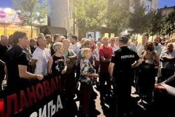 Incident na protestu u Gornjem Milanovcu: Vozač velikom brzinom uletio među okupljene građane Incident na protestu u Gornjem Milanovcu: Vozač velikom brzinom uletio među okupljene građane