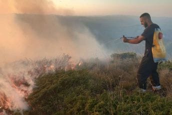 Mojkovački vatrogasci do kasnih večernjih sati gasili požar na Bjelasici, apeluju na građane da budu oprezni Mojkovački vatrogasci do kasnih večernjih sati gasili požar na Bjelasici, apeluju na građane da budu oprezni