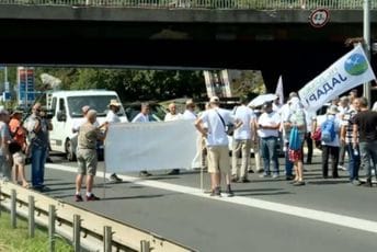 Ekolozi već satima blokiraju autoput u Beogradu, biće tamo do 22 časa Ekolozi već satima blokiraju autoput u Beogradu, biće tamo do 22 časa