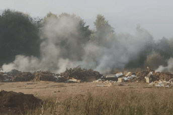 "Disat' se ne može": Smeće na divljoj deponiji u Beranama gorjelo i danas "Disat' se ne može": Smeće na divljoj deponiji u Beranama gorjelo i danas
