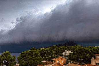 (VIDEO) Snažna oluja pogodila Majorku: Vjetar čupao palme, turisti se krili iza auta (VIDEO) Snažna oluja pogodila Majorku: Vjetar čupao palme, turisti se krili iza auta