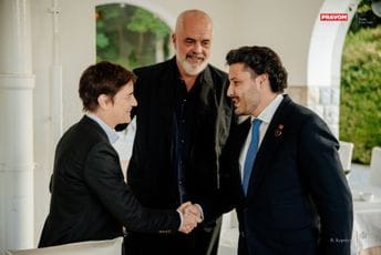 Abazović sa Kurtijem, Brnabić i Ramom na Bledu Abazović sa Kurtijem, Brnabić i Ramom na Bledu