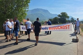 Mještani Župe blokirali put, traže razgovor sa predstavnicima Opštine Mještani Župe blokirali put, traže razgovor sa predstavnicima Opštine