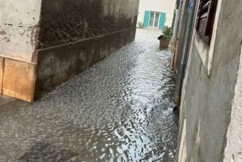 U Sloveniji pao grad veličine jajeta: Jaki udari vjetra, prekid struje U Sloveniji pao grad veličine jajeta: Jaki udari vjetra, prekid struje